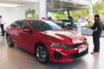 Kia K5 giảm 25 triệu tại đại lý, kỳ vọng "vượt mặt" Toyota Camry