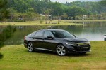 Honda Accord tiếp tục giảm 250 triệu, "lên hương" hay lại ế chỏng vó?