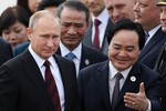 Tổng thống Nga Putin vẫy tay chào người dân khi đến Đà Nẵng