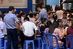 Trường Nhân Việt tụ tập hàng trăm người tiệc tùng, hiệu trường nói “an toàn”