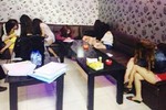  Tiếp viên mặc nội y ngả ngớn trong tay khách karaoke