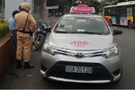 Tài xế taxi ACB giằng co quyết liệt với CSGT Hà Nội