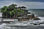 Ngắm miếu Hải Thần sừng sững giữa sóng dữ trên đảo Bali