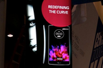 LG giăng poster G Flex 2 hoành tráng tại CES