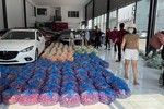 Giải cứu Hải Dương: Nữ giám đốc cả ngày bốc vác, ông chủ biến showroom ô tô thành vựa rau củ