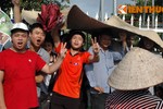 Hết vé CK U19, fan đạp đổ tan hoang tường rào trụ sở VFF