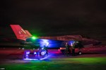 F-35B đẹp “ma mị” trên tàu sân bay trong đêm tối