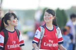 Fan nữ đẹp rạng ngời bên lề trận VN - Arsenal