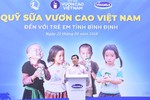 Quỹ sữa Vươn cao VN và Vinamilk trao 64.000 ly sữa cho trẻ em Bình Định