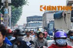 Bình Dương: Kẹt xe dài 5km, hàng trăm tài xế ngủ trên đường