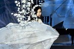 Show Victoria's Secret: Siêu mẫu Trung Quốc catwalk lỗi, ngã sõng soài