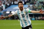 Video: Messi khoe bùa may mắn giấu dưới chân sau trận thắng Nigeria