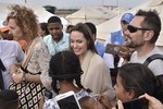 Angelina Jolie hành động sốc khi đi cùng các con