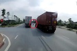 Video: Sang đường ẩu xe máy suýt bị 2 xe container đâm trúng