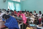 Học sinh mang chăn đến lớp chống rét khi trời trở lạnh gây xôn xao