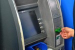 Cả huyện không có máy ATM nhưng buộc cán bộ nhận lương qua thẻ