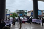 Hàng trăm nhà cung ứng phản đối Central Group vì ngưng nhập hàng may mặc Việt.