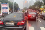 Vụ 2 xe Mercedes trùng biển số tại Hà Nội: Xuất trình đủ giấy tờ vẫn bị giữ dài ngày