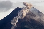 Núi lửa Merapi phun trào, tạo ra dòng sông dung nham kinh khủng