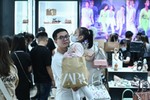 Bế con hàng tiếng đợi vợ mua hàng giám giá đêm Black Friday