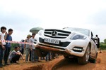 Dàn xe Mercedes-Benz tiền tỷ leo đồi, vượt bùn lầy ở VN