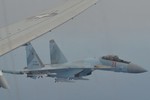 Cận cảnh màn "uy hiếp thiếu chuyên nghiệp" của Su-35 Nga với P-8A Mỹ 