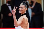 Mỹ nhân Bella Hadid phô ngực vẫn được khen hết lời