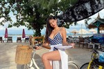 Diện bikini đi xe đạp, mỹ nhân khoe đường cong “thiêu đốt” ánh nhìn