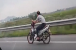 Video: Dựng tóc gáy thanh niên đầu trần phi xe xịt lốp 80km/h