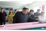 Lãnh đạo Kim Jong-un thăm nhà máy mỹ phẩm sát biên giới Trung Quốc