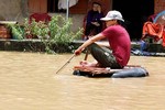 Cảnh ngập lụt do bão Sơn Tinh ở Việt Nam lên báo Anh