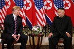 Chuyên gia ngôn ngữ cơ thể: Ông Kim kiềm chế, ông Trump cố thân thiện