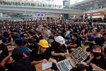 Toàn cảnh sân bay Hong Kong “tê liệt” vì người biểu tình