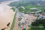 Toàn cảnh lũ lụt kinh hoàng ở Hàn Quốc, hàng chục người chết