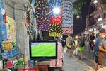 Người dân phố cổ Hà Nội bê tivi ra vỉa hè xem World Cup