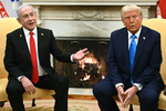 Cận cảnh máy nhắn tin bằng vàng Israel tặng Tổng thống Trump