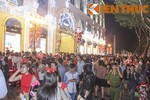 Biển người Sài Gòn đội mưa đi chơi Noel