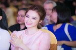 Angela Phương Trinh diện kín đáo đẹp rạng ngời