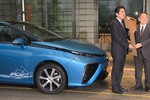 Người nhận chiếc Toyota Mirai đầu tiên là thủ tướng Nhật 