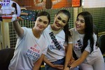 HH Pia Wurtzbach nắm tay Lệ Hằng tái hiện giây phút đăng quang