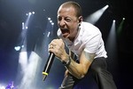 Chester Bennington từng bị lạm dụng tình dục khi 7 tuổi