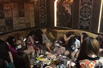 Hơn 60 cô gái “thiếu vải” chạy tán loạn trong quán karaoke không phép