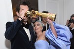 “Ẵm” Quả cầu vàng 2019, Lady Gaga ăn mừng bá đạo ở hậu trường