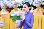 Angela Phương Trinh diện áo dài xuất hiện ở chùa đẹp tuyệt trần