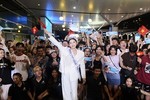 Kỳ Duyên được fan vây kín ở sân bay khi đi thi Miss Universe 