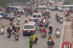 Cảnh tượng giao thông kỳ lạ trên đường phố Hà Nội