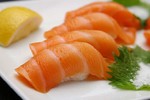 Xem người Nhật làm sushi cá hồi thượng hạng