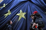 Năm 2015: EU đang phải đối mặt với những nguy cơ gì?