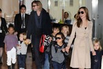 Angelina Jolie - Brad Pitt nhận thêm con nuôi ở Campuchia