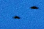 Hạm đội UFO quái lạ tràn ngập bầu trời nước Anh